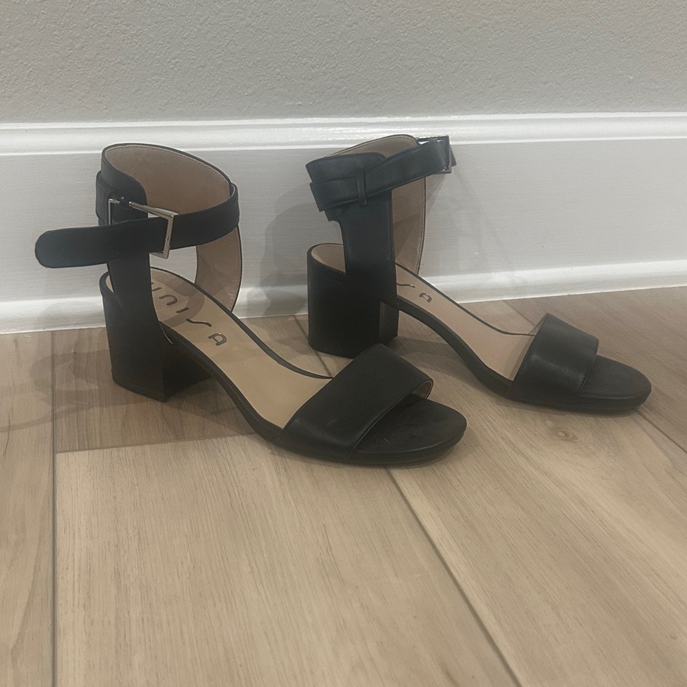 VGUC Unisa Brand Black Ankle Strap Block Heel Sandals Size 8.5